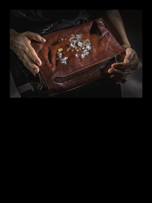 Sotto gli occhi di nessuno-Under nobody's eyes. Ediz. a colori