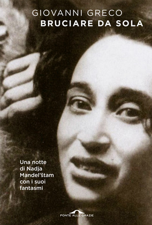 Bruciare da sola. Una notte di Nadja Mandel'štam con i suoi fantasmi